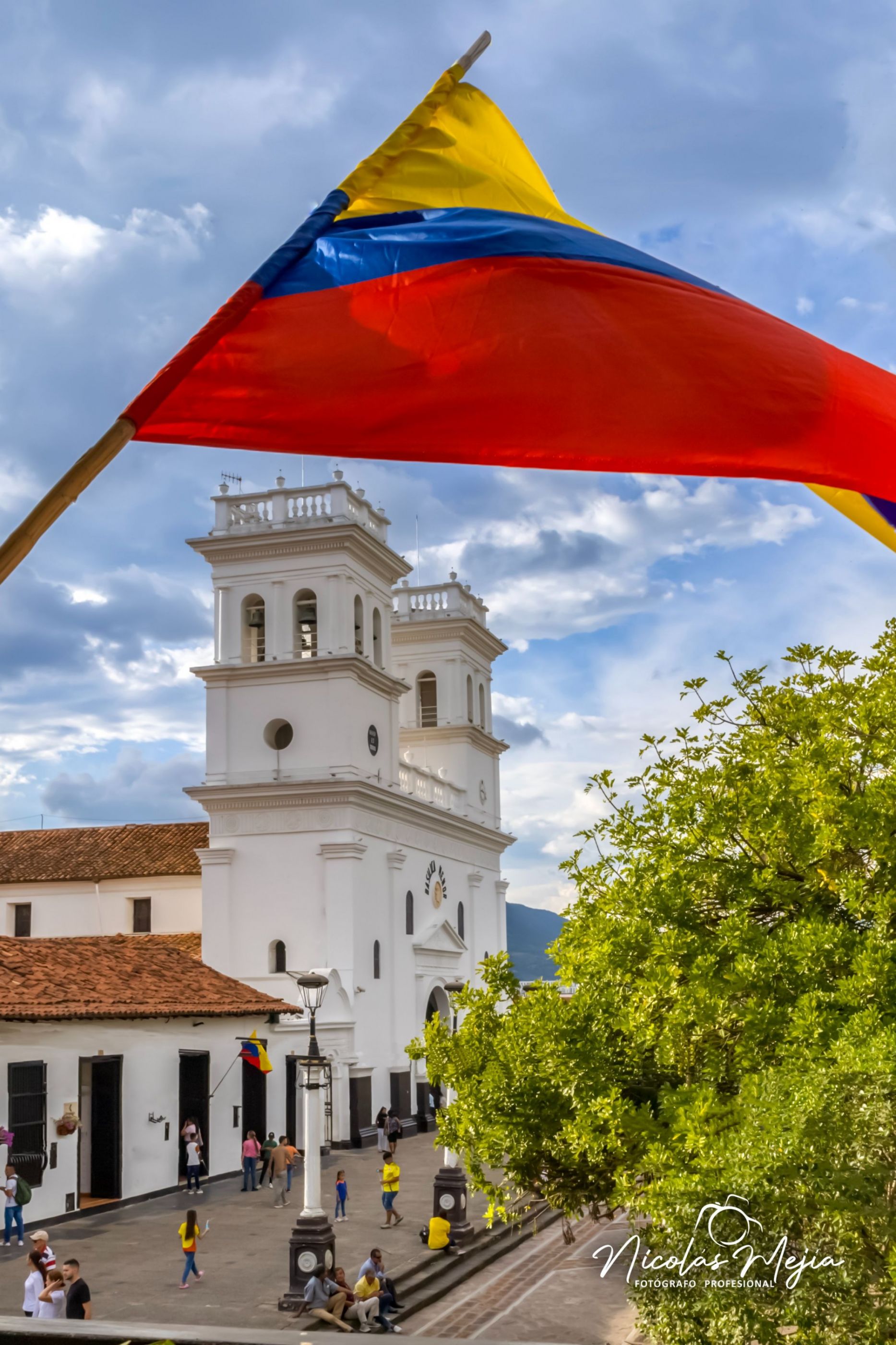 LA BASIICA EN GALANADA CON MUESTRA BANDERA